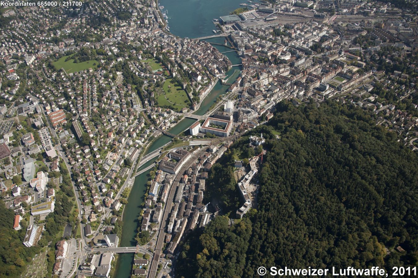 Luzern Überblick mit 'BaBel'-Quartier. Links unten: St. Karli; untere Mitte: 'BaBel' ; Blick zur Altstadt mit der Museggmauer im Norden; Spreuerbrücke mit Wehr; Jesuitenkirche; Kapellbrücke; Bahnhof, Universität und KKL. Oberer Bildrand Mitte links: Hofkirche.